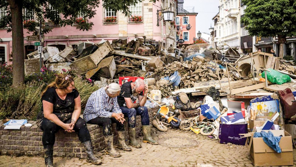 Nhà cửa sụp đổ trong trận lũ lụt kinh hoàng tại Đức.