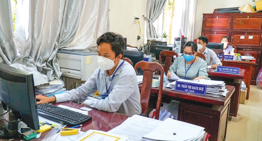 Đảng viên Phòng Nội vụ huyện Thới Lai thực hiện nhiệm vụ.