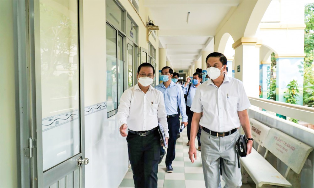 Ông Dương Tấn Hiển (bìa phải), Phó Chủ tịch Thường trực UBND TP Cần Thơ, kiểm tra công tác chuẩn bị đón học sinh tại Trường Tiểu học Mạc Đĩnh Chi. Ảnh: B.NG