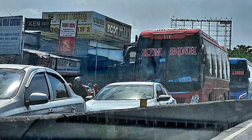 Các phương tiện giao thông di chuyển rất chậm tại đoạn cửa ngõ vào TP Vĩnh Long vào trưa mùng 6 Tết.