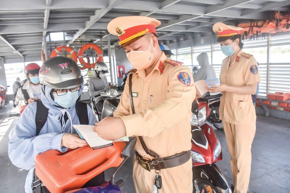 Tăng cường kiểm tra hoạt động, an toàn bến, bãi CSGT-TT Công an quận Bình Thủy phát tời rơi tuyên truyền người lái phương tiện chấp hành quy định của Luật Giao thông đường thủy nội địa tại Bến đò Cô Bắc - Chòm Yên. Ảnh: X.ĐÀO