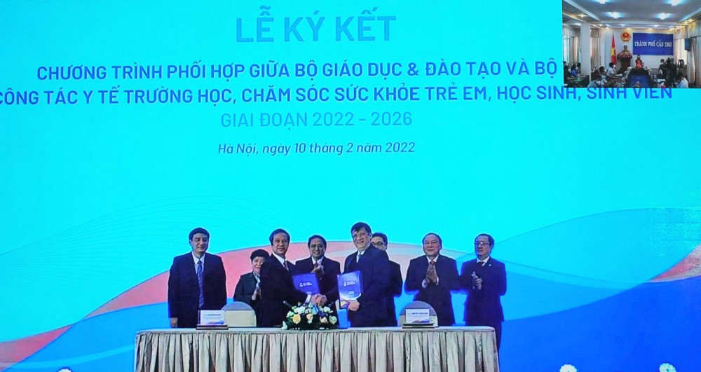 Lãnh đạo Bộ GD&ĐT và Bộ Y tế ký kết Chương trình phối hợp về công tác y tế trường học và chăm sóc sức khỏe trẻ em, học sinh, sinh viên giai đoạn 2022-2026. Ảnh: B.NG
