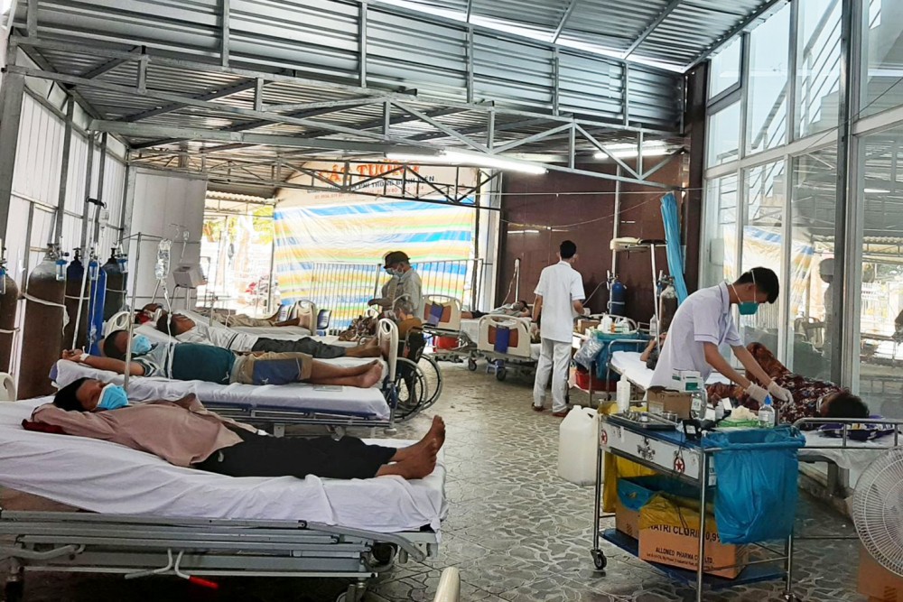 Mỗi ngày, hơn 60 bệnh nhân nặng nhập viện cấp cứu, cần được xử trí ngoại khoa và điều trị nội khoa, có chiều hướng gia tăng. BV thực hiện song song mô hình khám điều trị bệnh nhân thông thường và bệnh nhân COVID-19 với các khu vực được bố trí hợp lý, đảm bảo môi trường khám chữa bệnh an toàn.