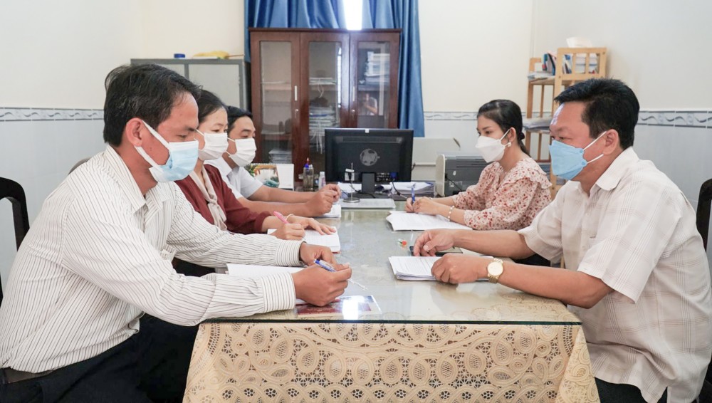 Thường trực Đảng ủy phường Hưng Thạnh (bên phải) kiểm tra việc thực hiện nhiệm vụ của công chức phường.