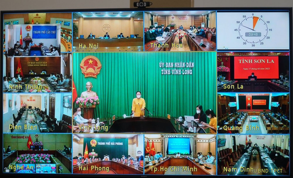 Cuộc họp trực tuyến với 63 tỉnh, thành trên cả nước về tình hình mở cửa trường học của các địa phương sáng 17-2. Ảnh: B.NG