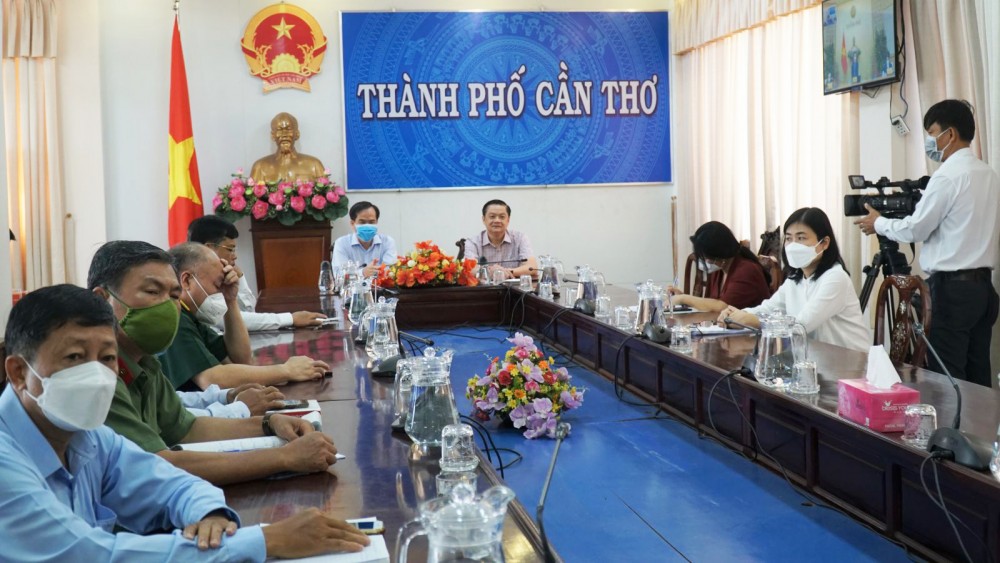 Ông Dương Tấn Hiển, Phó Chủ tịch Thường trực UBND TP Cần Thơ, dự hội nghị tại điểm cầu thành phố. Ảnh: B.NG