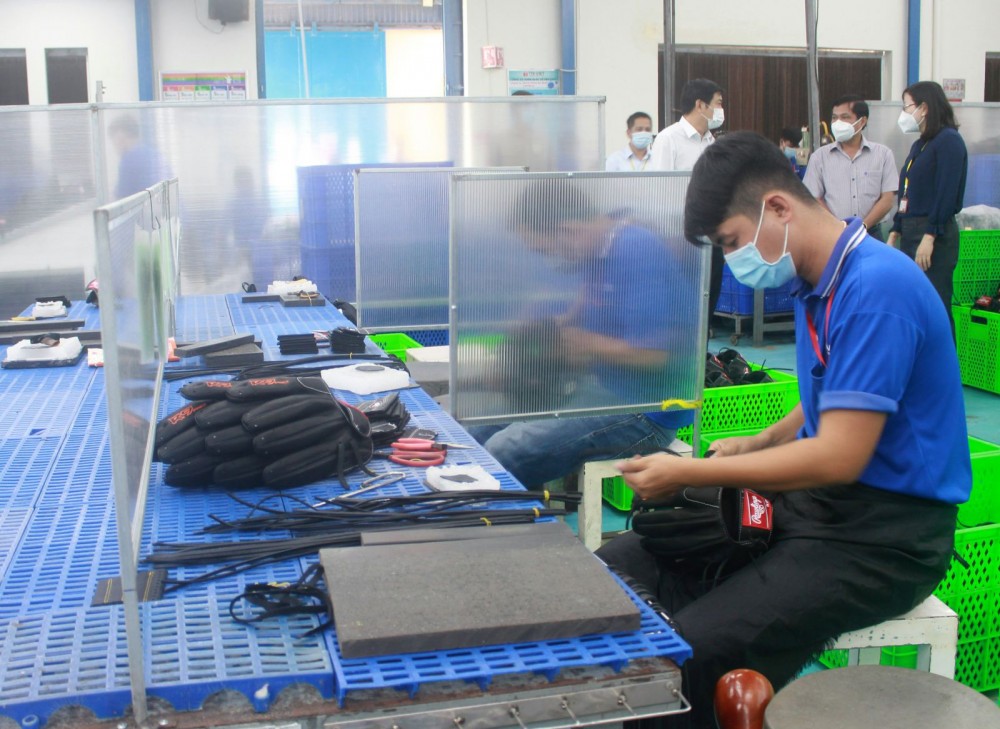 Công ty TNHH Quốc tế Tri - Viet (Khu công nghiệp Trà Nóc 2) lắp đặt vách ngăn ở khu vực sản xuất để đảm bảo khoảng cách an toàn phòng chống dịch cho công nhân.