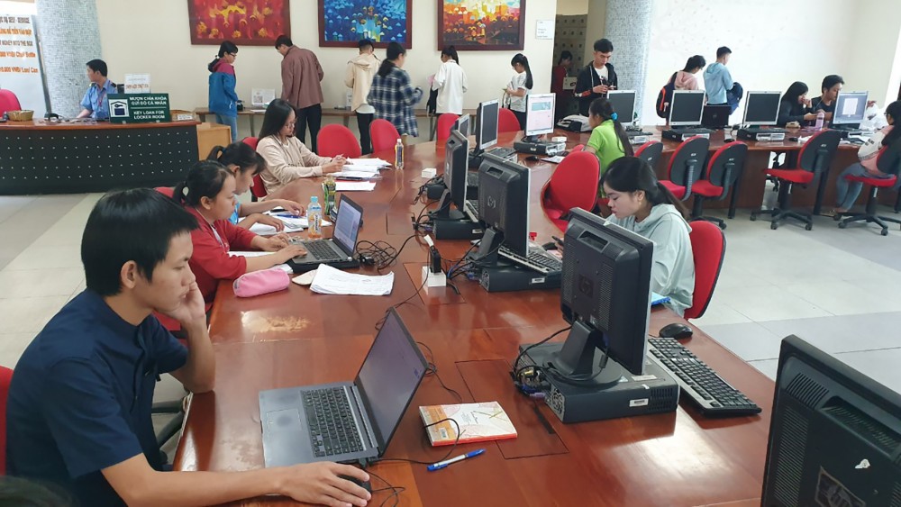 Sinh viên Trường Đại học Cần Thơ tìm tài liệu tại Trung tâm học liệu.