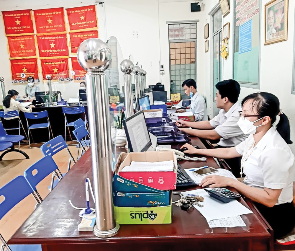 Cán bộ địa chính các phường thuộc quận Bình Thủy được giao nhiệm vụ tích cực tuyên truyền, hỗ trợ người dân thực hiện các thủ tục liên quan đến chuyển mục đích sử dụng đất trên địa bàn.