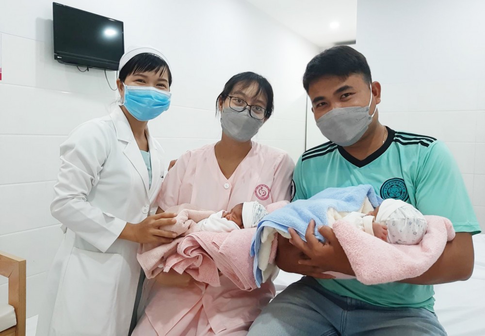 BS Bích Tuyên chụp ảnh lưu niệm với gia đình sản phụ sinh đôi chuẩn bị xuất viện. 