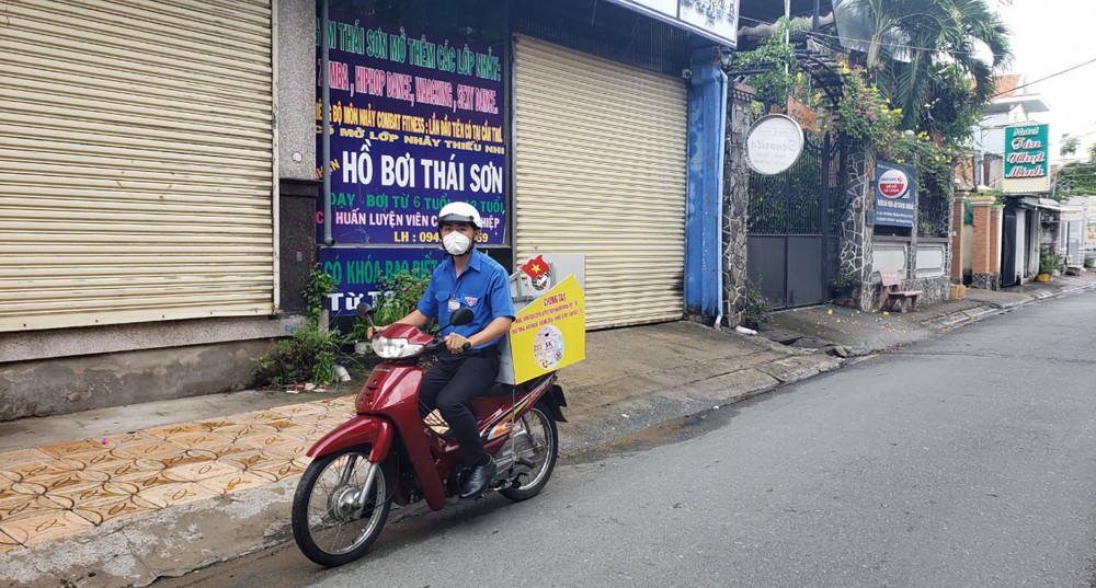Cán bộ UBND phường Thới Bình, quận Ninh Kiều tuyên truyền các quy định phòng, chống dịch COVID-19 trên các tuyến hẻm của phường.