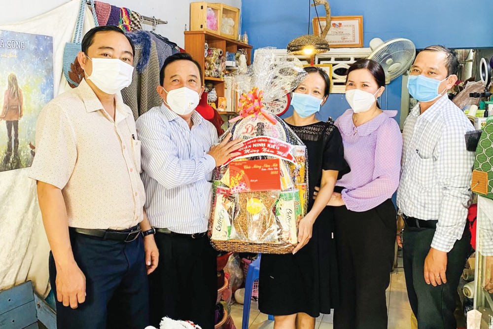 Đồng chí Nguyễn Tiền Phong, Bí thư Quận ủy Ninh Kiều (người thứ hai từ trái qua) cùng Hội LHPN quận đến tham quan các mô hình khởi nghiệp, khích lệ hội viên phụ nữ trên địa bàn nỗ lực lao động sản xuất sau tác động của đại dịch. Ảnh: CTV