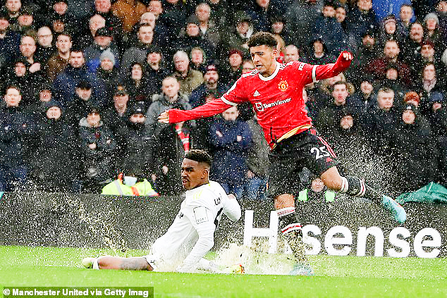 Sancho (phải) thi đấu bùng nổ ở trận thắng Leeds. Ảnh: Daily Mail