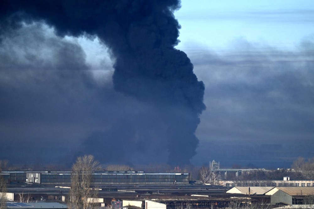 Khói đen bốc lên từ một sân bay quân sự ở gần thành phố Kharkiv, Đông Bắc Ukraine hôm 24-2. Ảnh: AFP