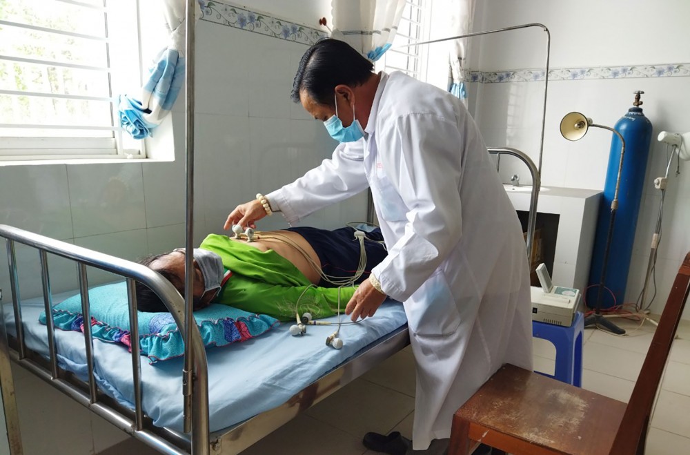 Y tế Bình Thủy nỗ lực vượt khó Bác sĩ Trạm y tế phường Thới An Đông đo điện tim cho người dân. Ảnh: K.N