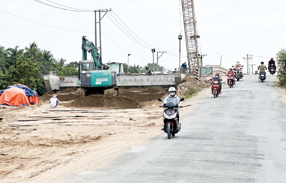 Nhà thầu đang tập trung thi công hoàn thiện gói thầu số 2 của đường tỉnh 922 (gói thầu thi công 4 cầu và đường dẫn vào cầu).