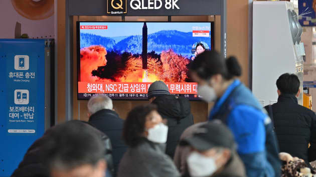 Dân Hàn Quốc xem tin về vụ phóng tên lửa của Triều Tiên. Ảnh: AFP