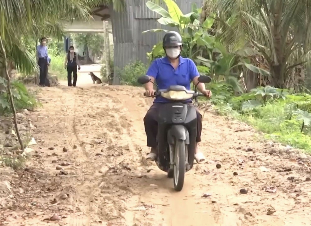 Tuyến đường bị bong cát, việc đi lại gặp khó khăn.