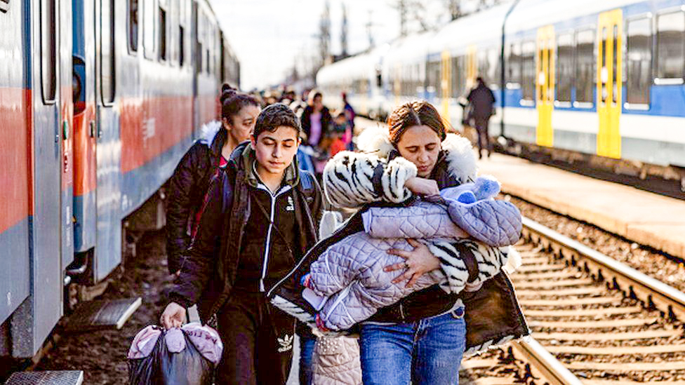 677.000 người sơ tán khỏi Ukraine an toàn Dân Ukraine bồng bế nhau chạy trốn chiến tranh. Ảnh: BBC