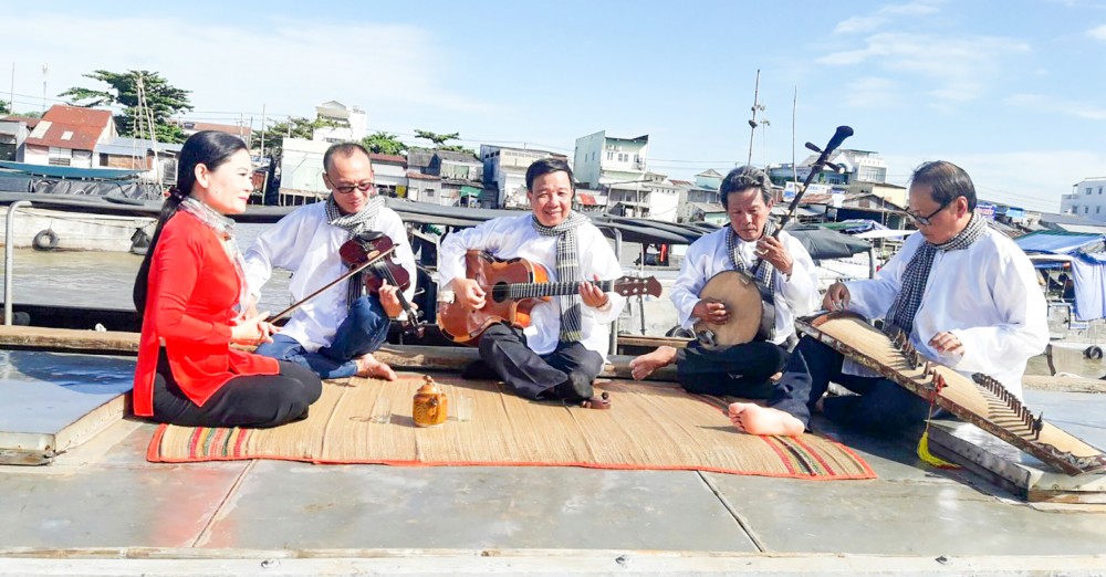 Sinh hoạt ĐCTT ở chợ nổi Cái Răng.