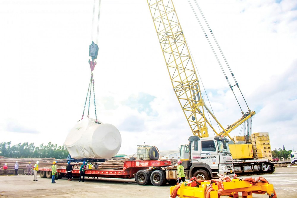 Xếp dỡ thiết bị điện gió tại Cảng Cái Cui trực thuộc Công ty CP Cảng Cần Thơ.