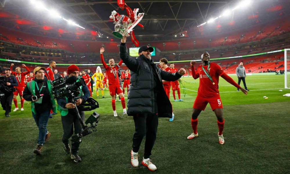 HLV Klopp (giữa) lần đầu đoạt Cúp Liên đoàn cùng Liverpool hôm 28-2. Ảnh: Guardian