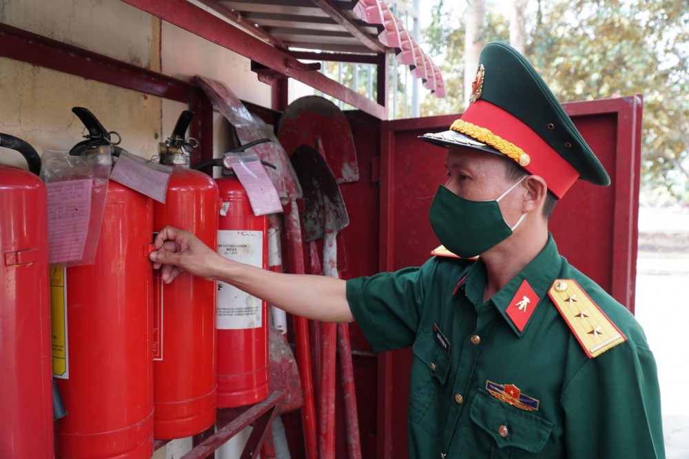 Thượng úy Nguyễn Thiện Tú kiểm tra các thiết bị phòng cháy, chữa cháy ở đơn vị.
