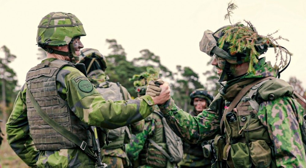 Phần Lan, Thụy Điển muốn gia nhập NATO? Binh sĩ Thụy Điển trong một buổi diễn tập. Ảnh: AP