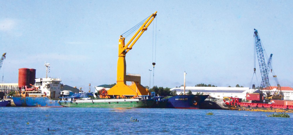 Tàu cặp cảng Cái Cui - TP Cần Thơ bốc dỡ hàng hóa. Ảnh: AN CHI