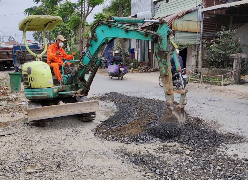 Tập trung duy tu, sửa chữa hệ thống kết cấu hạ tầng giao thông Công nhân đang thi công trên đường tỉnh 923.