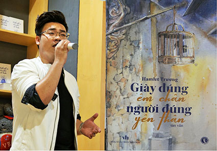 Hamlet Trương và quyển sách mới ra mắt.