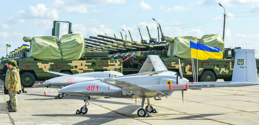 UAV trong cuộc xung đột Nga - Ukraine UAV tấn công Bayraktar TB2 của lực lượng vũ trang Ukraine. Ảnh: AP