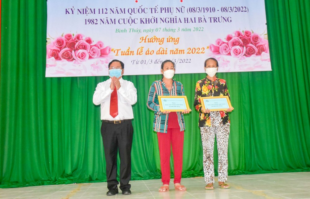 Nhiều hoạt động ý nghĩa chào mừng Ngày Quốc tế Phụ nữ Ông Trần Quốc Vũ trao bảng tượng trưng tặng 2 căn nhà cho hội viên phụ nữ khó khăn về nhà ở. Ảnh: XUÂN ĐÀO