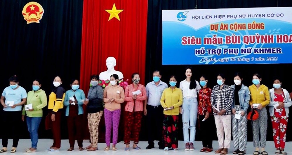 Nhiều hoạt động ý nghĩa chào mừng Ngày Quốc tế Phụ nữ Đại diện lãnh đạo huyện Cờ Đỏ cùng nhà tài trợ trao quà cho chị em. Ảnh: Hội LHPN huyện Cờ Đỏ cung cấp