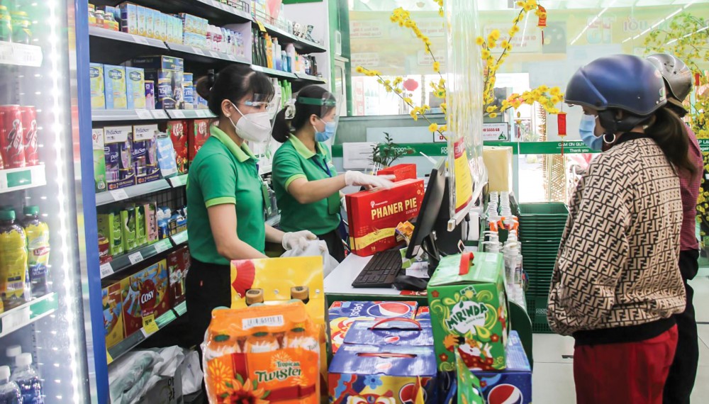Người dân mua sắm tại Cửa hàng Co.opFood trên địa bàn quận Cái Răng, TP Cần Thơ dịp Tết Nguyên đán 2022.