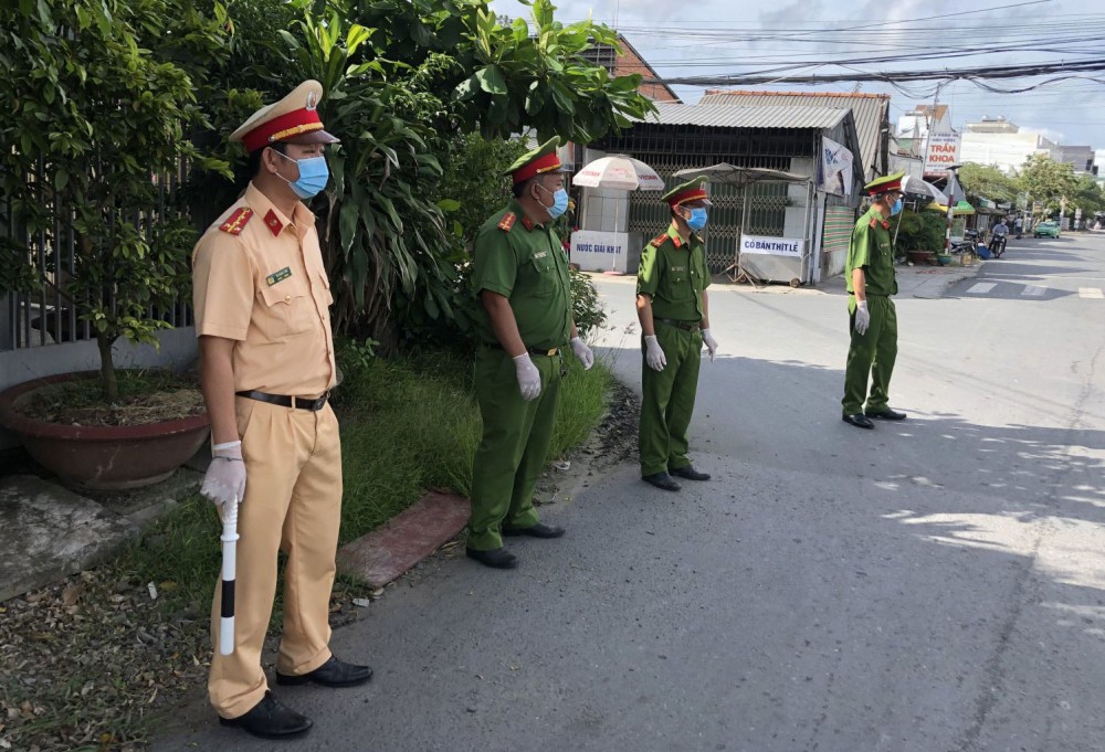 Răn đe, nhắc nhở, yêu cầu các trường hợp gây mất trật tự an toàn giao thông ký cam kết không vi phạm Cảnh sát giao thông - Trật tự, Công an huyện Phong Điền trực tiếp điều tiết, phân luồng giao thông tại khu vực cầu Tây Đô.