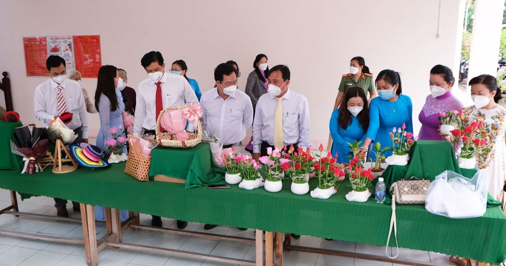 Nhiều hoạt động ý nghĩa chào mừng Ngày Quốc tế Phụ nữ Các đại biểu tham quan gian hàng trưng bày sản phẩm thủ công của phụ nữ Ninh Kiều. Ảnh: KIỀU CHINH