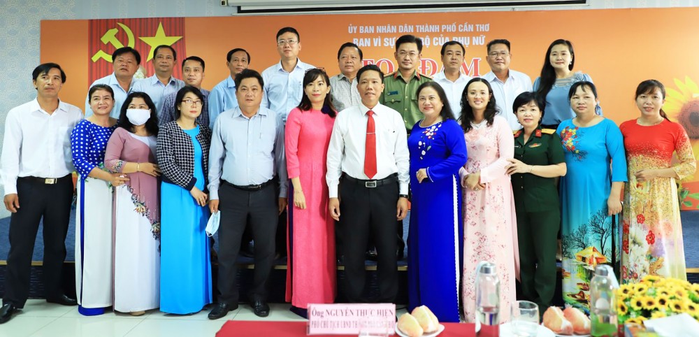 Nhiều hoạt động ý nghĩa chào mừng Ngày Quốc tế Phụ nữ Các đại biểu chụp ảnh lưu niệm tại Tọa đàm “Phụ nữ đồng hành cùng vượt qua đại dịch COVID-19”, do Ban Vì sự tiến bộ Phụ nữ TP Cần Thơ tổ chức. Ảnh: HỒNG VÂN