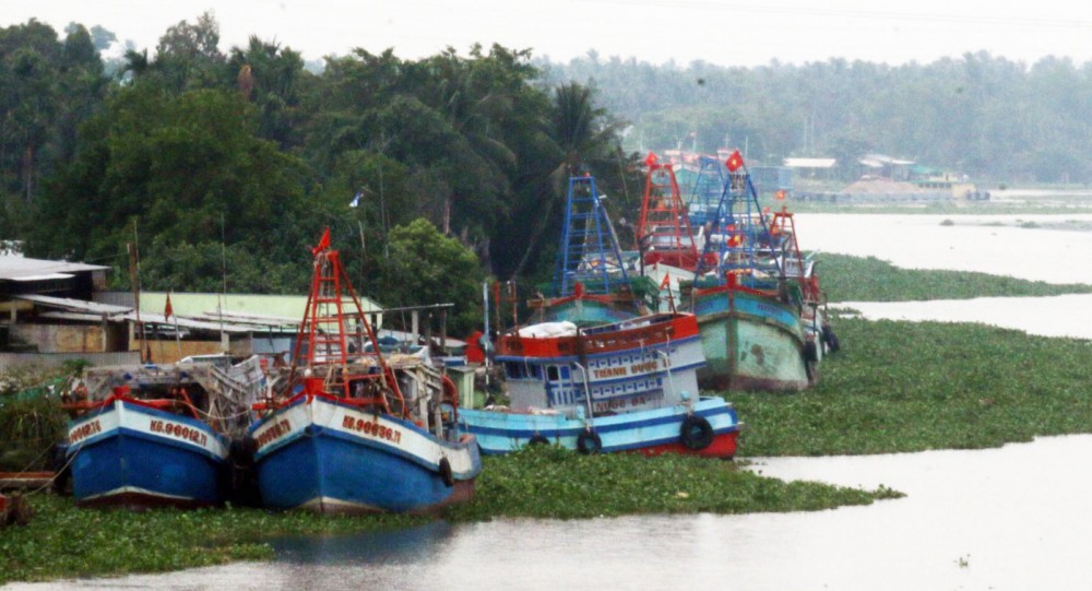Tàu cá ngư dân neo đậu dọc tuyến sông Cái Bé, huyện Châu Thành.