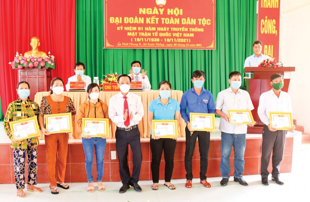 Các cá nhân ở ấp Thới Phong B tích cực tham gia các phong trào ở địa phương được UBND xã Xuân Thắng khen thưởng. 