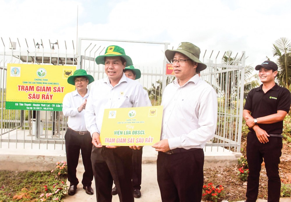 Lễ ra mắt và bàn giao Trạm giám sát sâu rầy thông minh tại Viện Lúa ĐBSCL vào trung tuần tháng 2-2022.