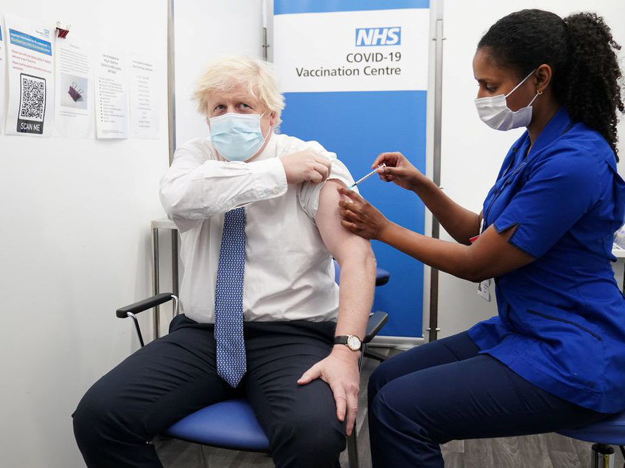 Thủ tướng Anh Boris Johnson được tiêm mũi vaccine tăng cường hồi tháng 12 năm ngoái. Ảnh: Reuters