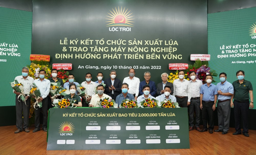 Tập đoàn Lộc Trời tặng 123 máy nông nghiệp cho nông dân