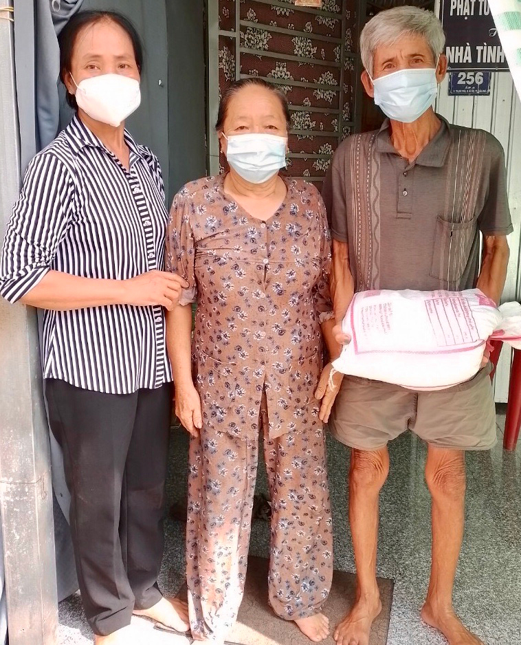 Đại diện Tổ Dân vận ấp 4 (bìa trái) thăm hỏi, tặng quà cho người dân có hoàn cảnh khó khăn. Ảnh: CTV