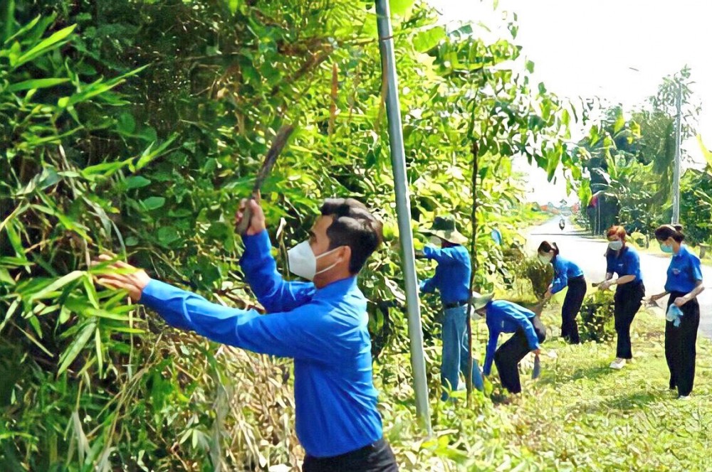 Tuổi trẻ Thới Lai ra quân phát quang bụi rậm, chăm sóc các bồn hoa tại tuyến đường Trường Thắng - Thới Lai.