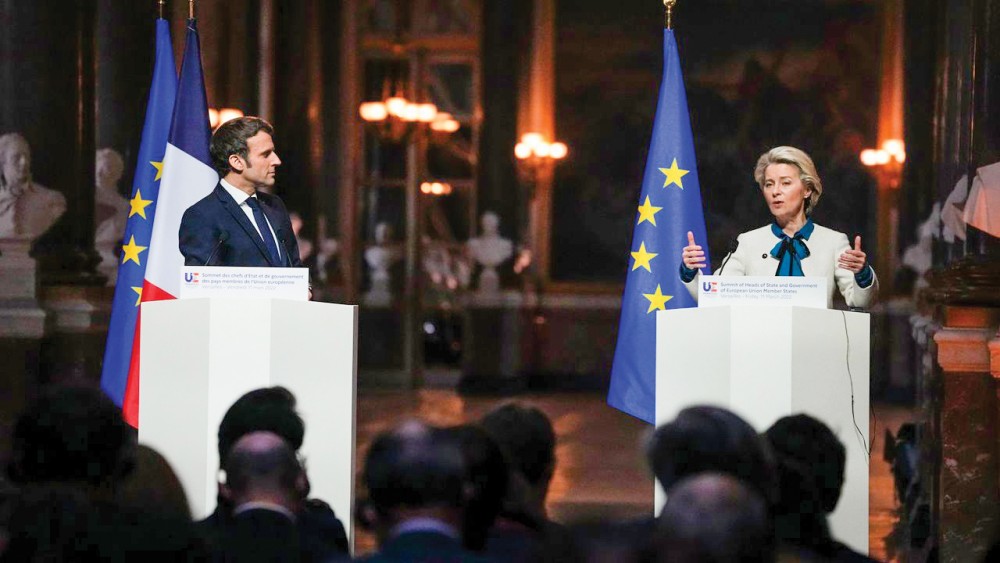 Tổng thống Pháp  Emmanuel Macron (trái) và Chủ tịch Ủy ban châu Âu Ursula von der Leyen tại cuộc họp báo sau hội nghị thượng đỉnh EU hôm 11-3. Ảnh: AP