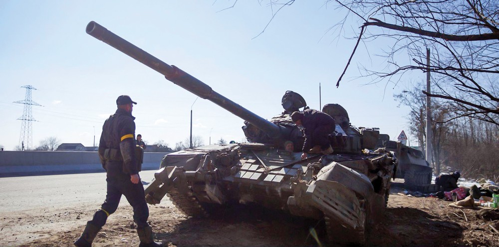 Quân đội Ukraine chốt chặn trên đường vào thủ đô Kiev. Ảnh: news.sky