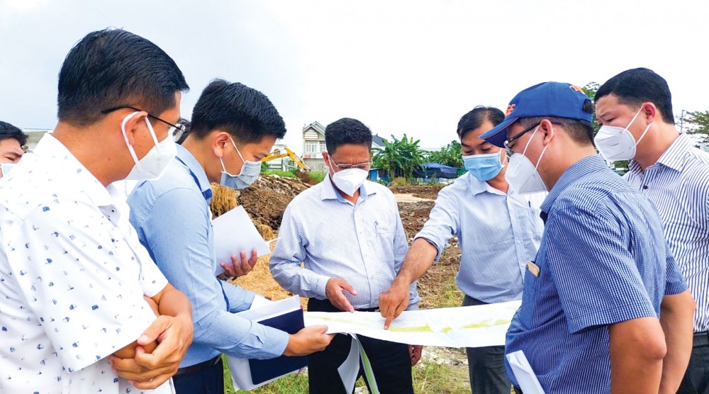 Công tác quản lý đất đai hiệu quả góp phần tạo điều kiện thuận lợi trong triển khai các dự án hạ tầng kinh tế - xã hội. Trong ảnh: Lãnh đạo thành phố kiểm tra công tác giải phóng mặt bằng các dự án sử dụng nguồn vốn ODA.