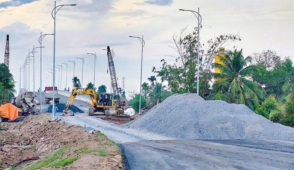 Công trình cầu Vám Xáng ở huyện Phong Điền đang được đẩy nhanh tiến độ thi công.