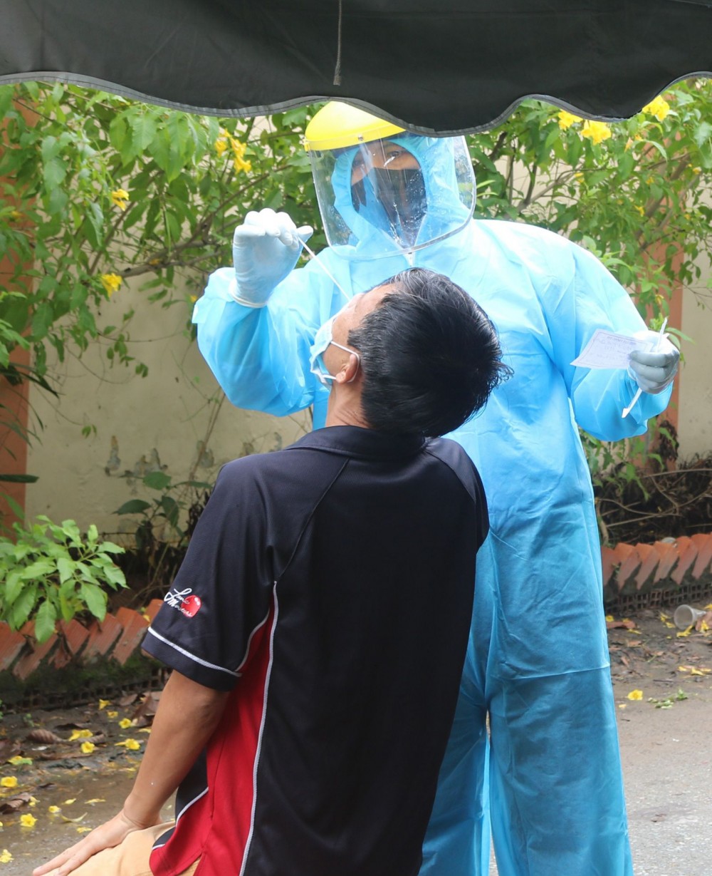Nhân viên y tế lấy mẫu xét nghiệm SARS-CoV-2 cho người dân. Ảnh: H.Hoa